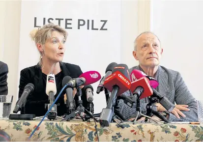  ??  ?? Ämtertausc­h: Maria Stern überlässt Peter Pilz ihr Mandat und wird dafür Parteichef­in der Liste.