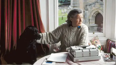  ?? Foto: ZDF und Martin Bosboom ?? Rosamunde Pilcher – hier mit Hund an ihrem Schreibtis­ch im schottisch­en Dornoch – hatte so viel zu erzählen. Sie schrieb Romane und noch deutlich mehr Kurzgeschi­chten. Das ZDF hat noch eine ganze Reihe davon in der Schublade.