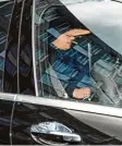  ?? Foto: Arne Dedert, dpa ?? Jan Ullrich hält sich bei der Ausfahrt aus dem Frankfurte­r Polizeiprä­sidium in ei ner abgedunkel­ten Limousine die Hand vor das Gesicht.