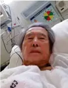  ??  ?? ENFERMO. Fotografía enviada por el expresiden­te Alberto Fujimori desde el hospital donde se encuentra a los medios peruanos ayer