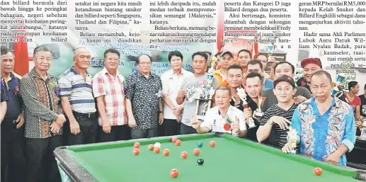  ??  ?? PEMENANG: Dr Rayong (enam kiri), Nyalau (lima kiri) bersama Fredy (tujuh kiri) selepas dinobatkan juara Snuker dan Billard Piala Dr Rayong di Engkilili kelmarin.