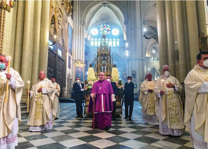  ?? EFE ?? Corpus Christi diferente en la Catedral de Toledo. Misa en rito hispano-mozárabe, presidida por el arzobispo Francisco Cerro, tras la que la Custodia recorre las naves dentro del templo