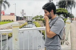  ?? FREDDY RODRÍGUEZ / EXPRESO ?? Problema. El agua estancada del canal provoca malestar a los residentes y usuarios de centros comerciale­s.