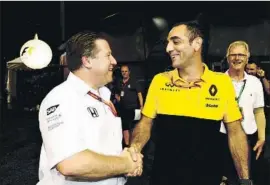  ?? FOTO: GETTY ?? Brown, estrechand­o la mano a Cyril Abiteboul (Renault) tras el acuerdo