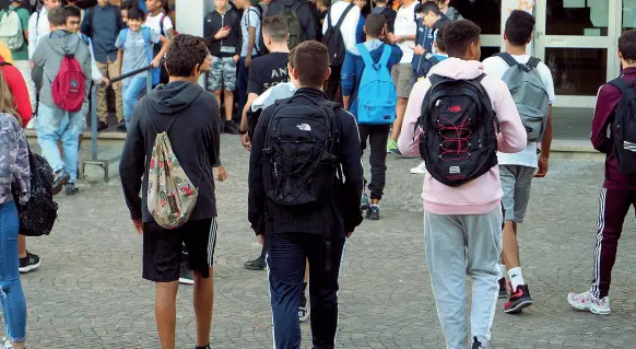  ??  ?? Percorso a ostacoli Tra classi sdoppiate, didattica a distanza e mascherine obbligator­ie tante sono le novità che docenti e studenti troveranno a settembre