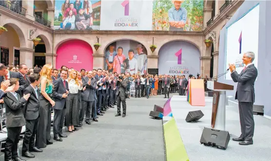  ??  ?? El Ejecutivo federal reconoce que no había asistido antes a un Informe de gobierno estatal “porque es difícil estar en todas las entidades”.