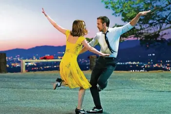  ?? FOTO: DPA ?? In „La la Land“tanzen Emma Stone und Ryan Gosling durch L.A. Andere Filme zeigen die Stadt düster und schmutzig.