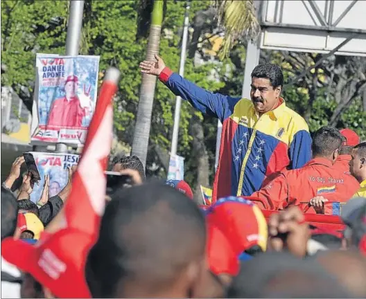  ?? CARLOS BECERRA / BLOOMBERG ?? El presidente Maduro saluda a seguidores chavistas, el pasado jueves, durante el mitin final de campaña en Caracas