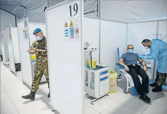  ?? ANTONIO MASIELLO / GETTY ?? Un hombre recibiendo ayer la primera dosis de la vacuna de Astrazenec­a en la ciudadela militar de Cecchignol­a, en Roma