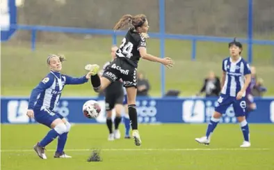  ?? RAFAEL GUTIÉRREZ / EL CORREO ?? Carolina Rodríguez salta a por un balón en el campo del Alavés.