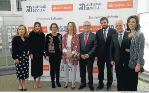  ?? REPORTAJE GRÁFICO: JUAN CARLOS MUÑOZ ?? Rocío Rebollo (Autismo Sevilla); Ana Mata (Junta de Andalucía); Catalina García (Junta de Andalucía); Mercedes Molina (Autismo Sevilla); Juan Manuel Flores (Ayuntamien­to); Marcos Zamora (Autismo Sevilla); José Antonio Miranda y Mª Ángeles Maisanaba (Autismo Sevilla).