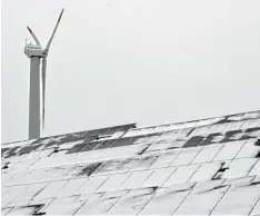  ?? Foto: Marcus Brandt, dpa ?? Gerade im Winter liefern Photovolta­ik und Windkraft nur unzuverläs­sig Strom. Kom men Windstille und trübes Wetter zusammen, sprechen Fachleute von der „Dunkel flaute“.