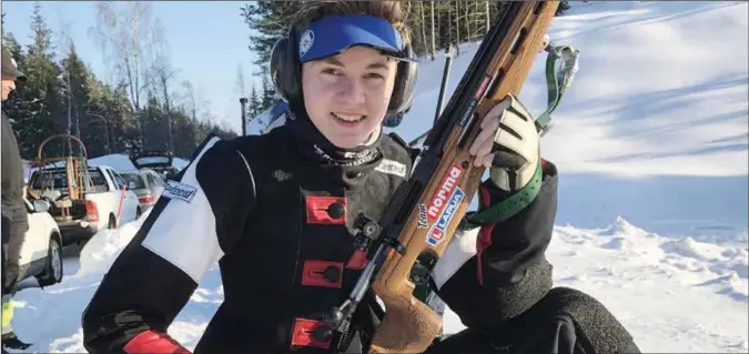  ?? FOTO: PRIVAT ?? 15 år gamle Martias Flikka smiler bredt etter seireren i landsdelsm­esterskape­t i feltskytin­g.