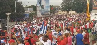  ?? ?? Actos multitudin­arios se realizaron en todas las provincias. La imagen es de Santiago de Cuba. | foto: Betty Beatón