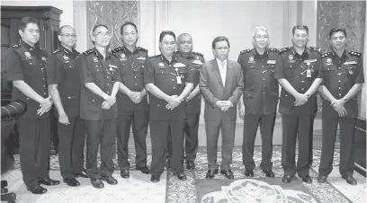  ?? — Gambar Bernama ?? KUNJUNGAN: Mohd Shafie (empat kanan) menerima kunjungan hormat Omar (enam kanan) bersama rombongan di pejabatnya di Pusat Pentadbira­n Negeri Sabah semalam.