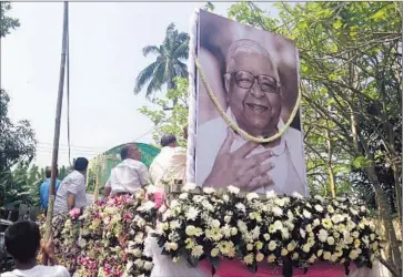  ?? Kate Linthicum
Los Angeles Times ?? THE TRUCK carrying the ashes of S.N. Goenka, whose silent retreats drew tens of thousands of people each year, wends its way in Yangon, Myanmar. Goenka, 90, believed that anyone could benefit from meditation.