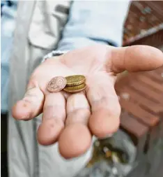  ?? Foto: Malte Christians/dpa ?? Altersarmu­t ist das Thema einer Wanderauss­tellung, die derzeit in Lauingen zu sehen ist. Das Thema betrifft auch den Landkreis Dillingen. Das Symbolbild zeigt einen Rentner mit etwas Kleingeld in der Hand.