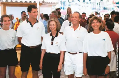  ??  ?? La familia real en su acostumbra­do veraneo en Mallorca en 1994.Elena, Felipe y Cristina sabían que los frecuentes viajes de su padre eran para verse con sus amantes, según sus biógrafos.