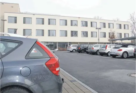  ?? FOTO: DIRK THANNHEIME­R ?? Für das Parken auf dem Krankenhau­s-Parkplatz in Bad Saulgau werden voraussich­tlich noch in diesem Jahr Gebühren verlangt. Die Höhe der Gebühr steht allerdings noch nicht fest.
