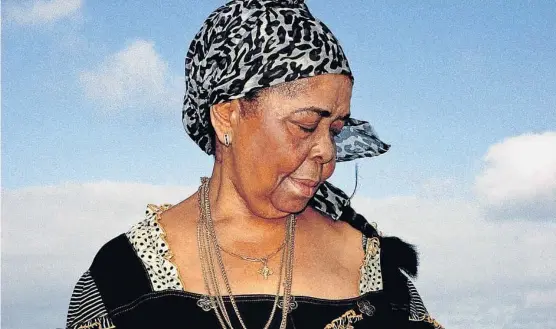  ?? (GLADYSPALM­ERA.COM). ?? Cesária Évora. La cantante de Cabo Verde fue una inspiració­n para varios artistas. La llamaban “la reina de la morna”