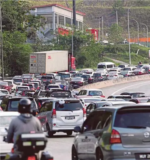  ??  ?? KEADAAN lalulintas di Plaza Tol Bentong menghala ke Kuala Lumpur pada jam 6.28 petang semalam bergerak perlahan di Lebuhraya Pantai Timur.