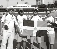  ??  ?? El entrenador Manuel Bartumeu, junto a los integrante­s del equipo arco compuesto masculino, integrado por Mario Bergés, José Yunén y París Goico de Lara, el cual obtuvo medalla de plata.