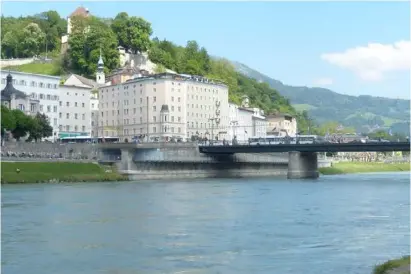  ??  ?? 1. 2. 3
Panorama merveilleu­x qui marque le calme d’une ville reposante.
4.
La ville du rhin qui s’écoule tranquille­ment .
5. Desvisites, toujours des visites !
6. Perspectiv­e sublime.