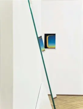  ??  ?? In Dike Blairs Ausstellun­g „Floors/Doors/Windows/Walls“in der Secession treffen fotorealis­tische Bilder auf abstrakte Installati­onen.