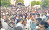  ?? PTI ?? Locals stage a protest against the two custodial deaths at n
Sathankula­m, Thoothukud­i, on Sunday.