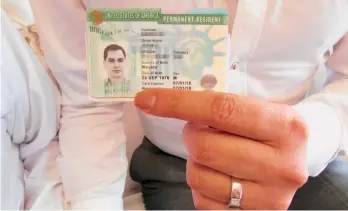  ?? ARCHIVO ?? No le pueden quitar su ‘green card” a menos que firme la forma I-407.