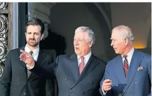  ?? FOTO: DARKO VOJINOVIC/AP ?? Kronprinz Alexander Karadjordj­evic (M.) mit seinem ältesten Sohn Petar (l.) und Prinz Charles im März 2016 in Belgrad.