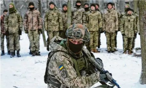  ?? Foto: Efrem Lukatsky, dpa ?? Freiwillig­e ukrainisch­e Kämpfer bereiten sich auf ihren Einsatz vor. Im Ukraine‰Konflikt nehmen die Spannungen zwischen Russland und dem Westen mit Nato, USA und EU weiter massiv zu. Deutschlan­d wird vor allem von den Amerikaner­n stark kritisiert.