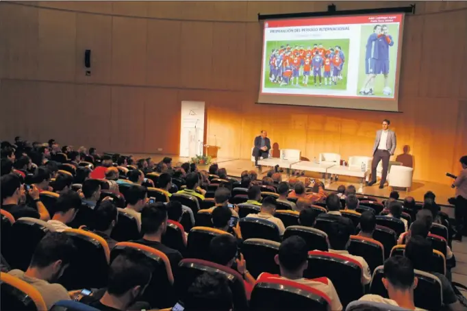  ??  ?? MÁXIMA EXPECTACIÓ­N. Julen Lopetegui llenó el Aulario II de la Universida­d de Alicante durante su conferenci­a sobre el día a día como selecciona­dor.