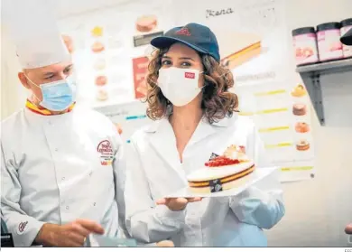  ?? EFE ?? La presidenta madrileña, Isabel Díaz Ayuso, visita ayer un obrador en Alcorcón.