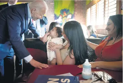  ?? I
AFP ?? Biden saluda a seguidores en un restaurant­e de comida mexicana en Phoenix, Arizona.