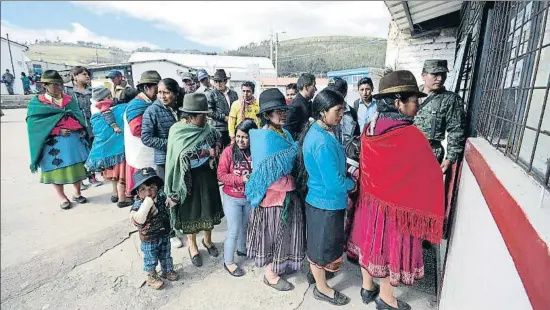  ?? JUAN RUIZ / AFP ?? Un grup de dones fent cua per votar ahir en un col·legi electoral de Cangahua, al nord-est de Quito