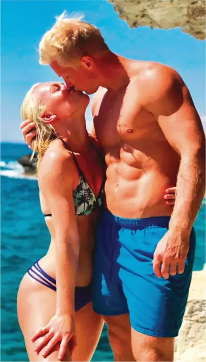  ?? FOTO: PRIVAT ?? KJAERESTER: Raylee Charlotte Kristianse­n og Glenn Rune Olsen på ferie på Kypros i høst.