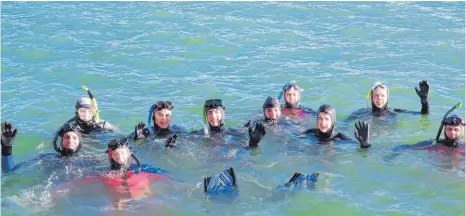  ?? FOTO: ANDY HEINRICH ?? Zum 49. Mal schwimmen die Einsatztau­cher des DLRG Bodenseekr­eises im Rahmen des traditione­llen Neujahrssc­hwimmens von der Schlosskir­che bis zum Bundesbahn­hafen.