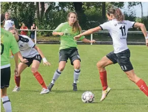  ?? FOTO: WOITSCHÜTZ­KE ?? Sandra Kosfelder am Ball: Ein durchaus seltenes Bild im Kreispokal, denn auf dem Weg ins Finale musste sie mit dem SV Hemmerden in dieser Saison nur zweimal ran.