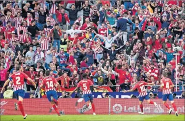  ??  ?? COMUNIÓN. Los jugadores del Atlético celebran con la grada el gol de Correa al Betis.