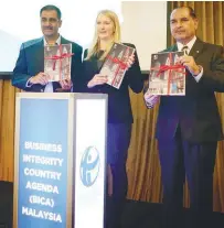  ?? NORMAN HIU/ THESUN ?? From left: TI-Malaysia secretaryg­eneral Dr Muhammad Mohan, TISecretar­iat Business Integrity Research adviser Suzanne Mulcahy and Akhbar during the assessment report launch in Kuala Lumpur yesterday.