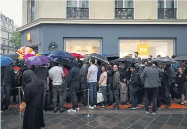  ?? Imago/Xinhua ?? Schlangen, wie man sie von Apple kennt. Hier bei der Eröffnung in Paris.