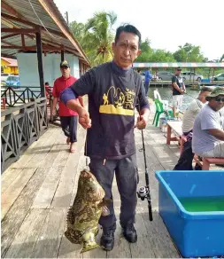  ??  ?? JUARA pertanding­an ikan kerapu generasi Saman Oyo.