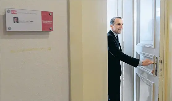  ??  ?? Christian Kern hätte gern, dass ihm ÖVP und/oder FPÖ beim Mietrechts­paket folgen. Wer den roten Plänen nicht zustimme, stehe nicht für Fairness und Gerechtigk­eit, so die Botschaft des Kanzlers. Vorerst zeigen sich aber weder die Türkisen noch die...