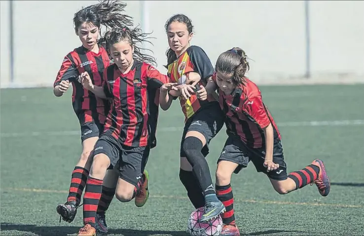  ?? CÉSAR RANGEL ?? Los equipos alevines de Pallejà y Molins de Rei ayer durante un partido de Segunda Catalana