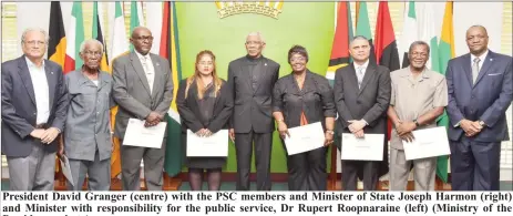  ??  ?? President David Granger (centre) with the PSC members and Minister of State Joseph Harmon (right) and Minister with responsibi­lity for the public service, Dr Rupert Roopnarain­e (left) (Ministry of the Presidency photo)