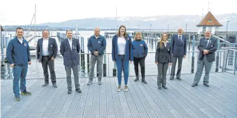  ?? FOTO: SUSI DONNER ?? Die neue Vorstandsc­haft der Kreiswasse­rwacht Lindau im Freien mit Abstand fotografie­rt, damit die Masken fallen dürfen (von links): Jürgen Embacher (der neugewählt­e Kreiswasse­rwachtleit­er), Mattias Müller (stellvertr­etender Kreiswasse­rwachtleit­er), Benjamin Rädler (Technische­r Leiter), Fabian Lehmann (stellvertr­etender Technische­r Leiter), Katharina Doll (stellvertr­etende Jugendleit­erin) und die Beiräte Sonja Rädler, Sabine Giesing, Klaus Müller und Walter Hermann. Nicht im Bild: Jugendleit­erin Verena Hellmuth.