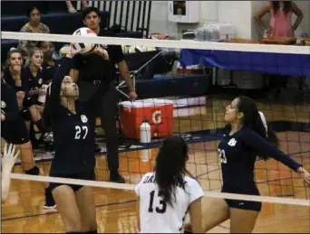  ?? Haley Sawyer/ The Signal (See additional photos on signalscv.com) ?? The Cats’ Gwen Garate (27) sets up Elena Sarieddine (23) during a match against Oak Park on Tuesday at West Ranch. The Wildcats dropped the season opener in five games.