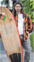  ?? FOTO: BORIS ROESSLER ?? Afridun Amu vertritt Afghanista­n bei der Surf-WM.