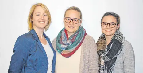  ?? FOTO: PRIVAT ?? Eva Schikorr, Ausbildung­sleiterin im ZfP Südwürttem­berg, mit Annika Schmid und Lisa Nuber, Absolventi­nnen des dualen Studiengan­gs BWL-Gesundheit­smanagemen­t (von links).